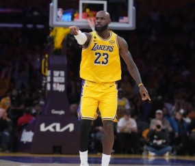 开云官方网站-就在今天！41岁詹姆斯不服老，轰出80年历史第一神迹，火箭绝望了