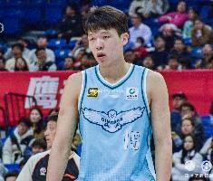 替补表现中规中矩！杨瀚森半场6中4拿到9分6篮板