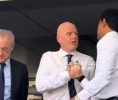 快藏不住笑了纳赛尔赛后拥抱弗洛伦蒂诺、因凡蒂诺，嘴角上扬