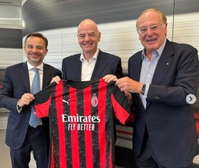 开云官方网站-国际足联主席因凡蒂诺访问米兰总部，与俱乐部管理层会面留影